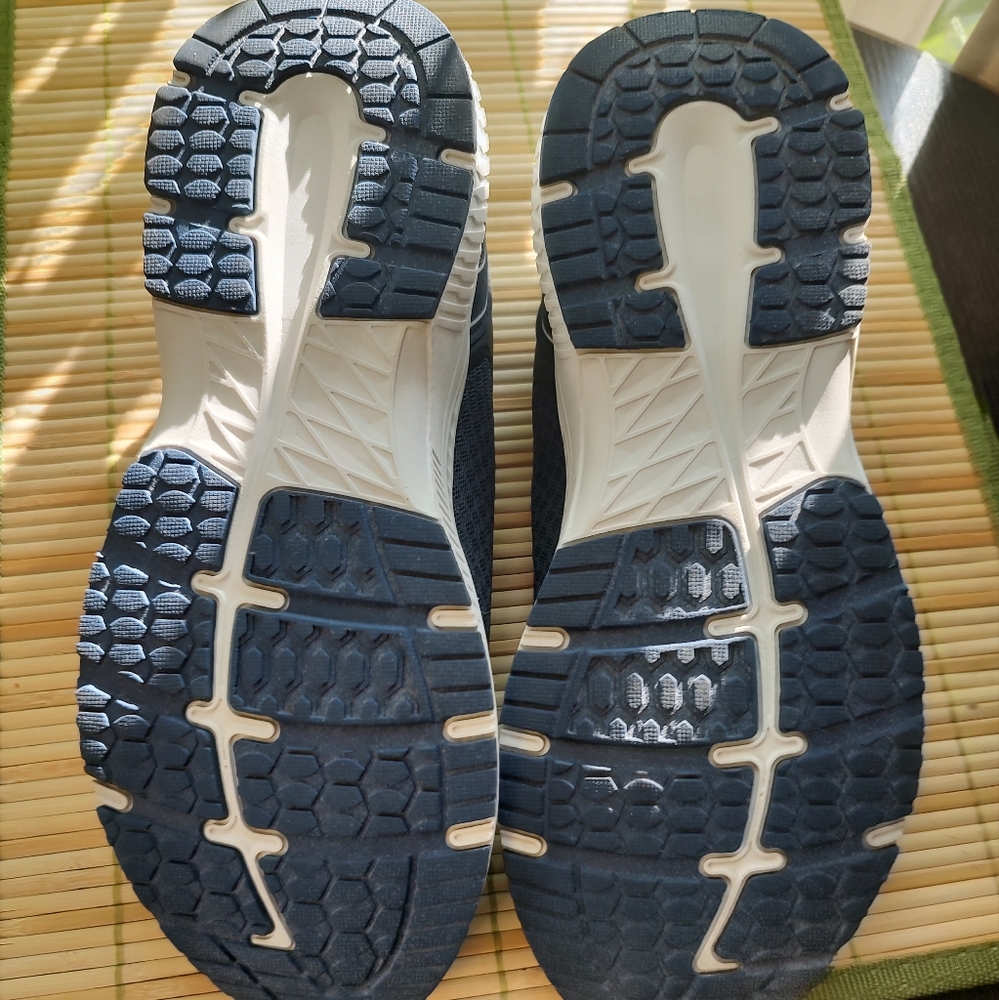 Hind athletic shoes. Navy pink trim. New. Size 7.5 - Picture 7 of 16